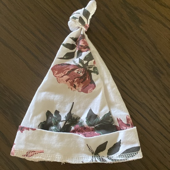 Knotted newborn gown with hat - Picture 3 of 3